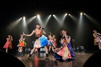 「Cheeky Parade NY凱旋集会」ライブの様子。