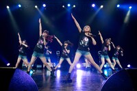 「Cheeky Parade NY凱旋集会」ライブの様子。