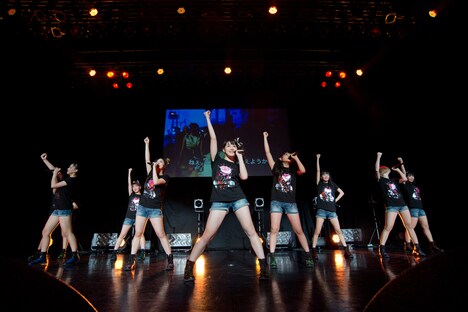 「Cheeky Parade NY凱旋集会」ライブの様子。