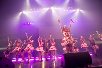 PASSPO☆とベイビーレイズによるコラボライブの様子。