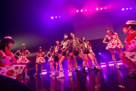 PASSPO☆とベイビーレイズによるコラボライブの様子。