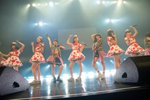 PASSPO☆とベイビーレイズによるコラボライブの様子。