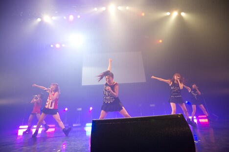 ひめキュンフルーツ缶によるライブの様子。