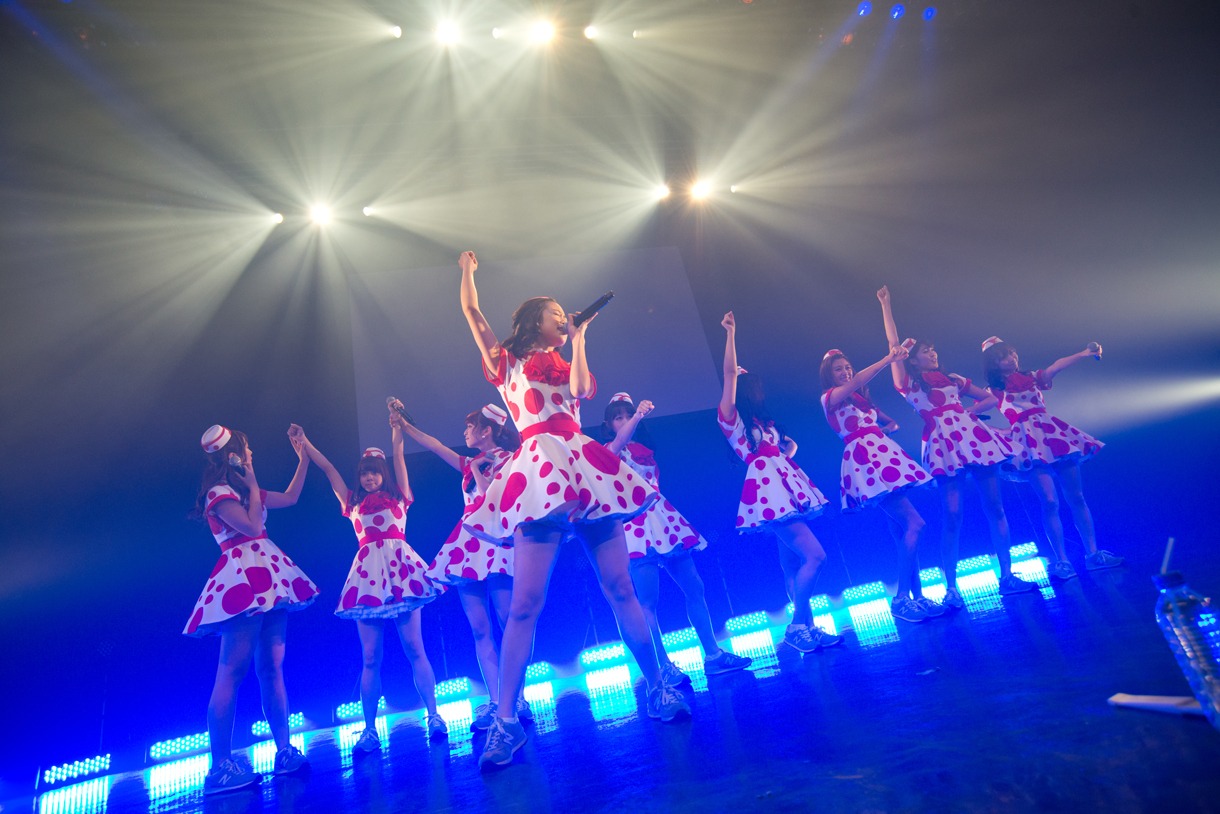 PASSPO☆によるライブの様子。