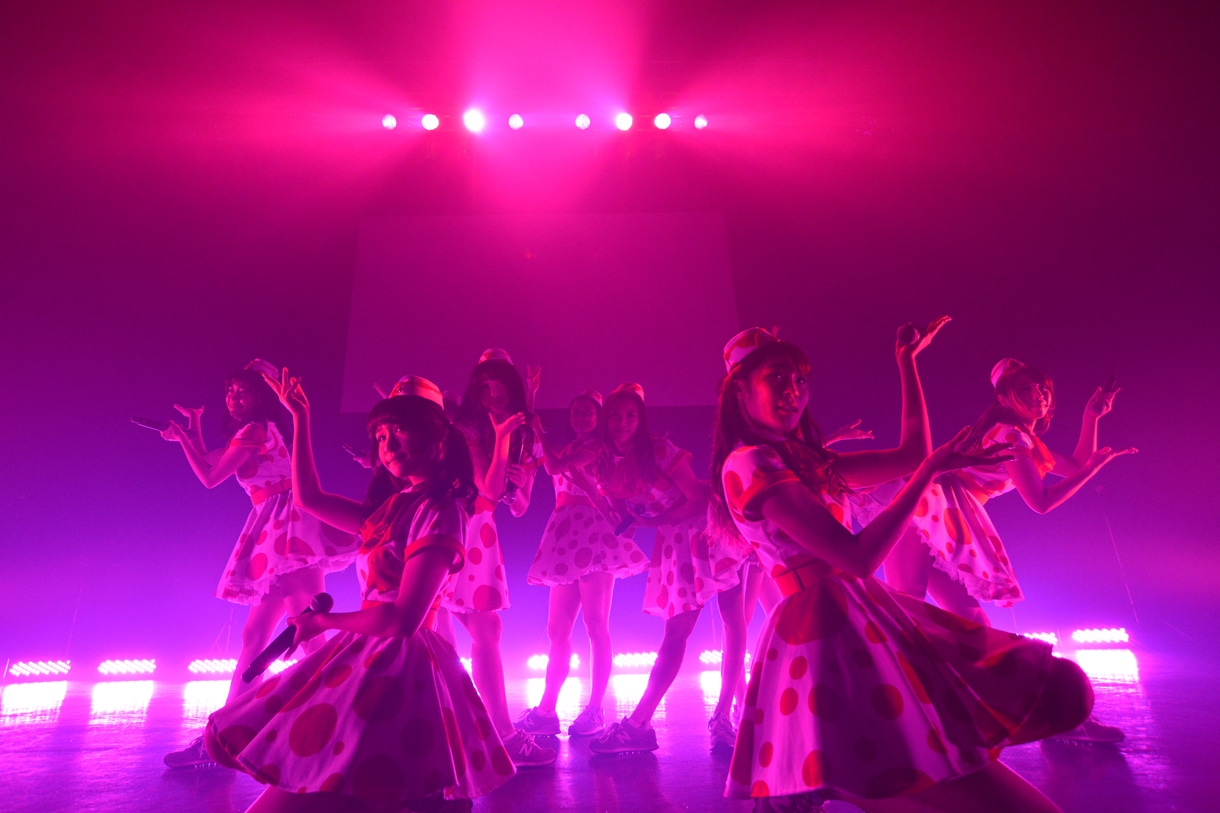PASSPO☆によるライブの様子。