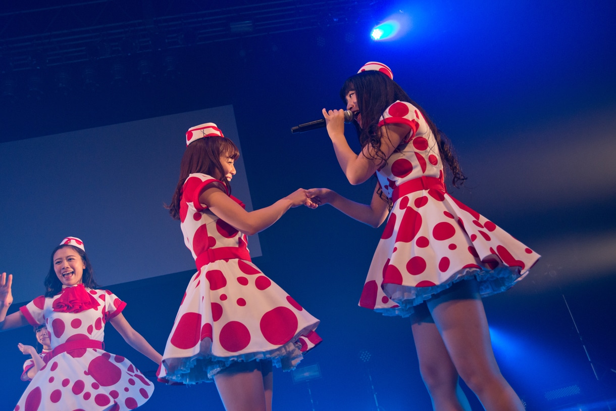 PASSPO☆によるライブの様子。