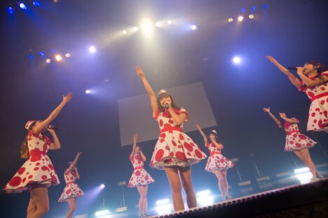 PASSPO☆によるライブの様子。