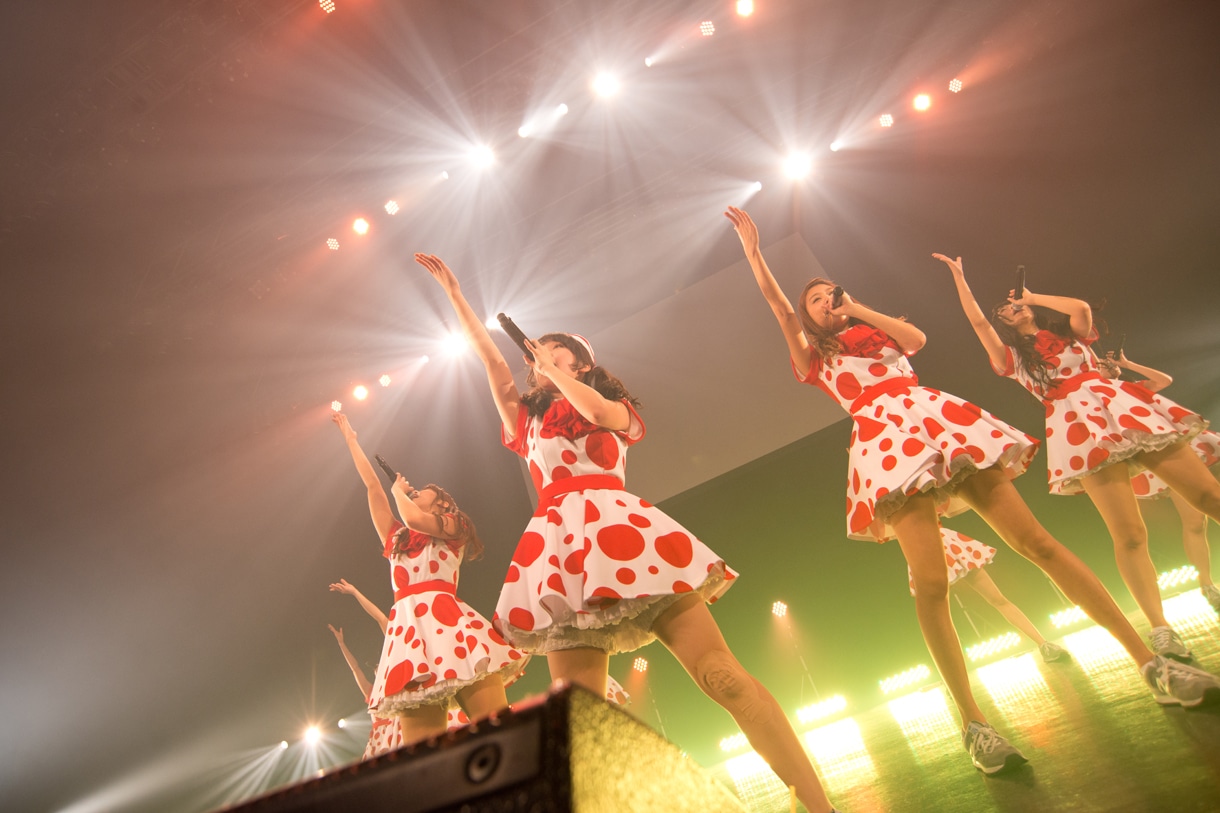 PASSPO☆によるライブの様子。