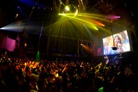 tofubeats with 森高千里「Don't Stop The Music “First Album” Special Night@WOMB」の様子。（撮影：三浦憲治）