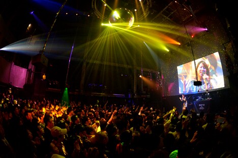 tofubeats with 森高千里「Don't Stop The Music “First Album” Special Night@WOMB」の様子。（撮影：三浦憲治）