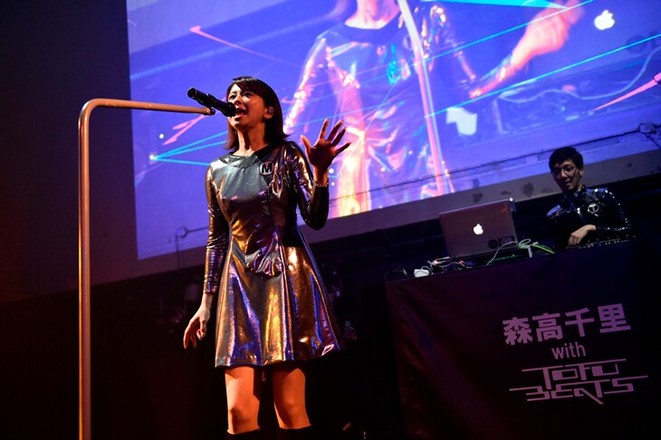 tofubeats with 森高千里「Don't Stop The Music “First Album” Special Night@WOMB」の様子。（撮影：三浦憲治）