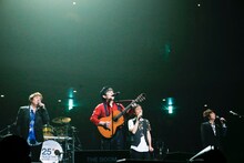 THE BOOMの4人がダブルアンコール最後の曲「愛のかたまり」を歌う様子。（撮影：中川正子）