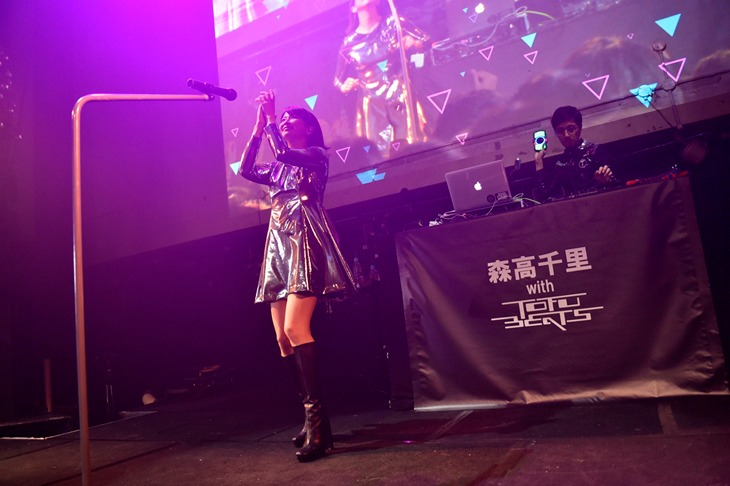 tofubeats with 森高千里「Don't Stop The Music “First Album” Special Night@WOMB」の様子。（撮影：三浦憲治）