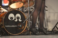 バニビのシルエットとロゴが描かれたバスドラム。