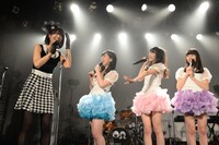 仲良しトークを繰り広げるレナ（左端）と東京女子流。