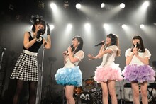 仲良しトークを繰り広げるレナ（左端）と東京女子流。