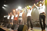 手をつないで観客に挨拶するバニビ＆バニバンド。