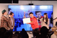 「ドワンゴジェイピーPresents マックスむらい表彰式～2014年の大活躍に 感謝しちゃいまスペシャル～」の様子。