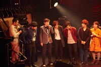 イベントの総括コメントを口にする、GREAT HUNTINGの加茂啓太郎チーフプロデューサー（左から3番目）。