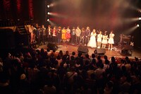 出演者全員によるフィナーレの様子。