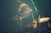 つのけん（Dr / GOOD BYE APRIL）