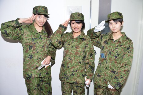 自衛隊員と同じ服を着た佐保明梨、関根梓、新井愛瞳。