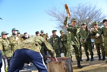 餅つきに挑戦する森咲樹。