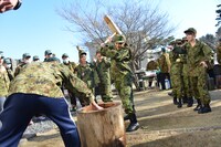 餅つきに挑戦する佐保明梨。
