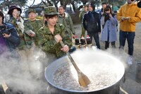 けんちん汁をかき回す仙石みなみ。