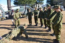 教練体験の説明を受けるアップアップガールズ（仮）。