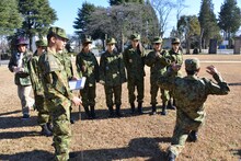 教練体験の説明を受けるアップアップガールズ（仮）。