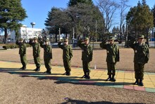 敬礼するアップアップガールズ（仮）。