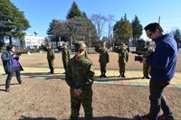 仙石みなみの号令で敬礼するアップアップガールズ（仮）。