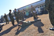 匍匐前進の説明を受けるアップアップガールズ（仮）。