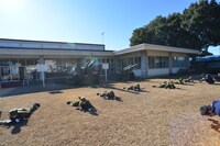 匍匐前進を行うアップアップガールズ（仮）。