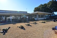 匍匐前進を行うアップアップガールズ（仮）。