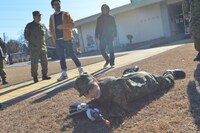 匍匐前進する新井愛瞳。