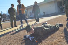 匍匐前進する新井愛瞳。