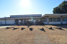 匍匐前進を行うアップアップガールズ（仮）。