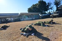 匍匐前進を行うアップアップガールズ（仮）。