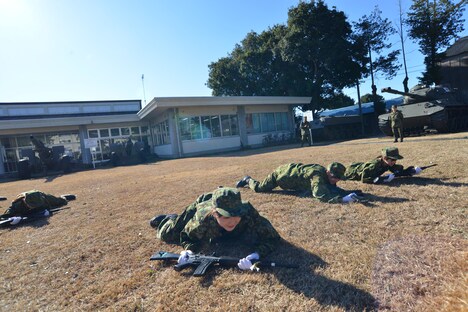 匍匐前進を行うアップアップガールズ（仮）。