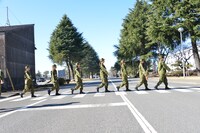 行進するアップアップガールズ（仮）。