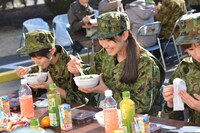 昼食をとるアップアップガールズ（仮）。