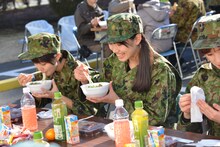 昼食をとるアップアップガールズ（仮）。