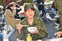 昼食をとる森咲樹。