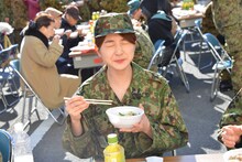 昼食をとる森咲樹。