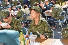 昼食をとる佐藤綾乃。