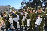 抽選会で景品をもらうアップアップガールズ（仮）。