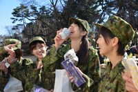 湯呑が当たった佐保明梨。