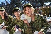 吸収性の高いフェイスタオルが当たり喜ぶ佐藤綾乃。